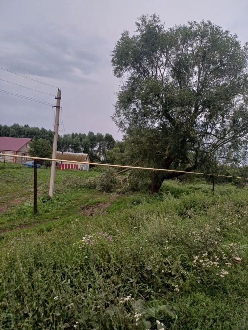 Ураганный ветер сорвал крышу с двух домов и с пяти хозяйственных построек в Аксубаевском районе