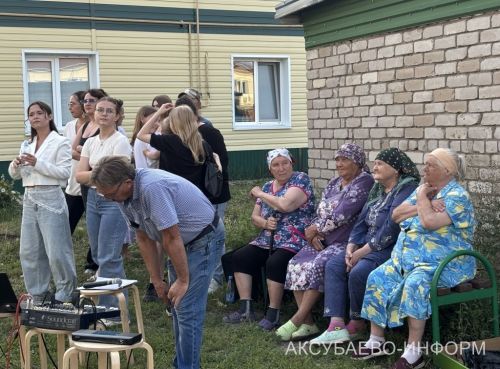 А в аксубаевском дворе пели, танцевали, играли