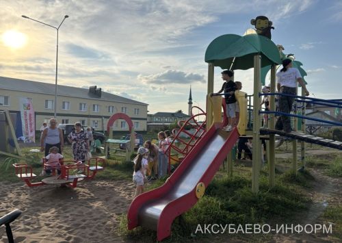 А в аксубаевском дворе пели, танцевали, играли