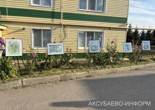 Ишегалдында җырладылар, биеделәр, уйнадылар