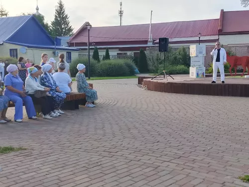 В Аксубаеве под открытым небом песни дарил зрителям Рафаэль Якупов