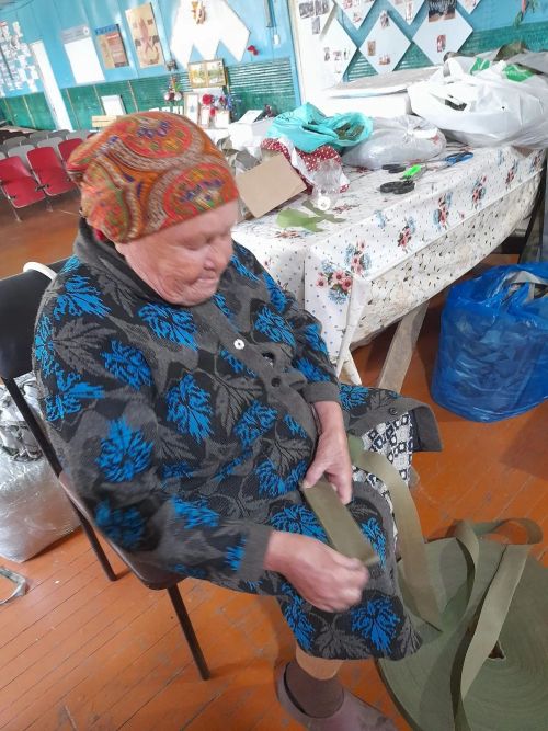 Фронт өчен хатын-кыз көче: Түбән Саврушта челтәрләр үрәләр, «леший» костюмнары тегәләр
