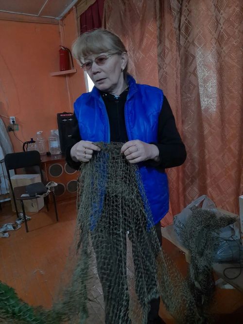 Фронт өчен хатын-кыз көче: Түбән Саврушта челтәрләр үрәләр, «леший» костюмнары тегәләр