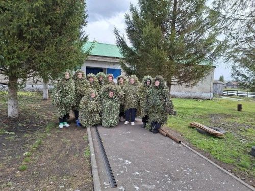 Фронт өчен хатын-кыз көче: Түбән Саврушта челтәрләр үрәләр, «леший» костюмнары тегәләр