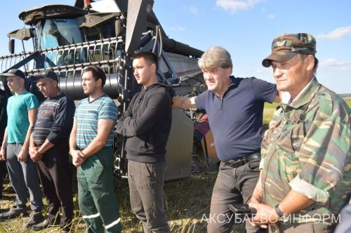 В Аксубаевском районе наградили комбайнеров во время уборки рапса