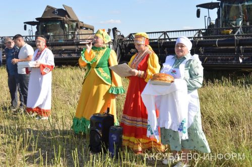 В Аксубаевском районе наградили комбайнеров во время уборки рапса
