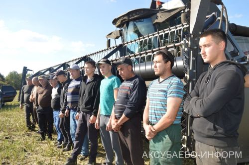 В Аксубаевском районе наградили комбайнеров во время уборки рапса