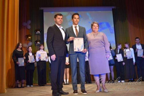 Аксубай районының төп сәхнәсендә иң яхшы укучыларны бүләкләделәр