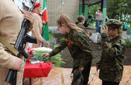 Емелькинода МХО сугышчысына истәлек тактасы ачылды