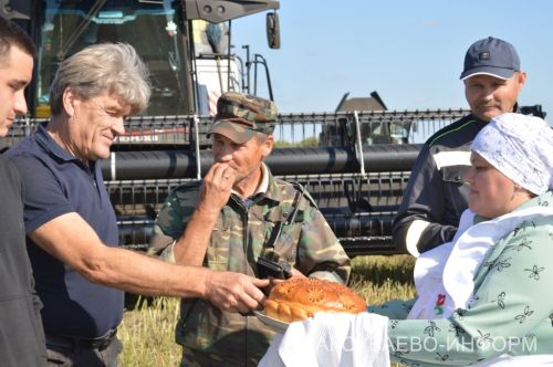 В Аксубаевском районе наградили комбайнеров во время уборки рапса 19.09.2026