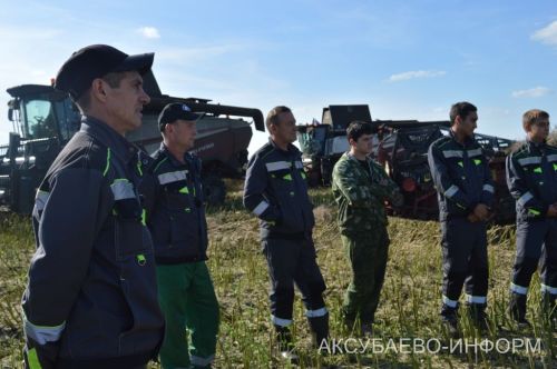 В Аксубаевском районе наградили комбайнеров во время уборки рапса 19.09.2026