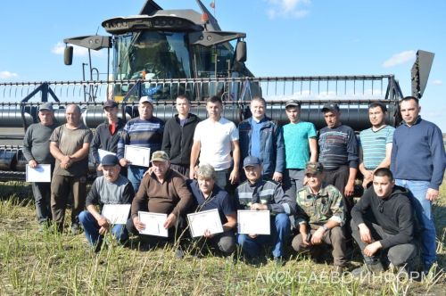 В Аксубаевском районе наградили комбайнеров во время уборки рапса 19.09.2026