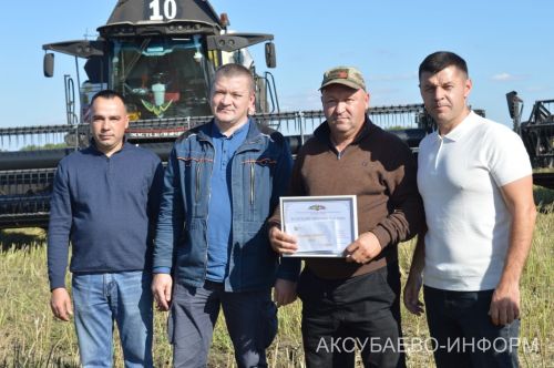 В Аксубаевском районе наградили комбайнеров во время уборки рапса 19.09.2026