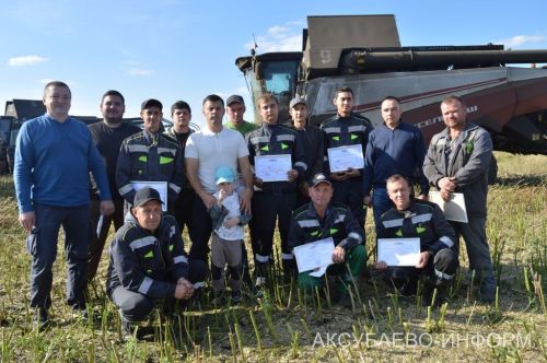В Аксубаевском районе наградили комбайнеров во время уборки рапса 19.09.2026