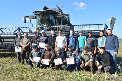 В Аксубаевском районе наградили комбайнеров во время уборки рапса 19.09.2026
