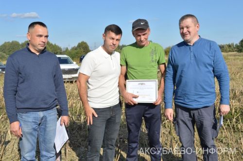 В Аксубаевском районе наградили комбайнеров во время уборки рапса 19.09.2026