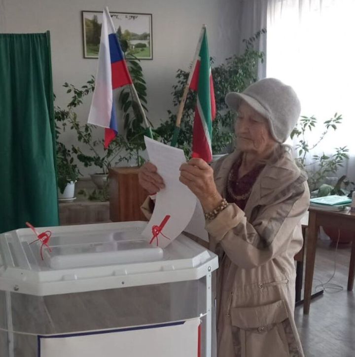 На избирательном участке в Аксубаевском районе проголосовала 91-летняя Минжиган Галиева