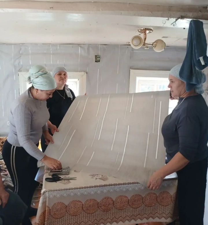 Аксубай социаль хезмәткәрләре ялгыз пенсионер ханымга бәйрәм бүләк иттеләр