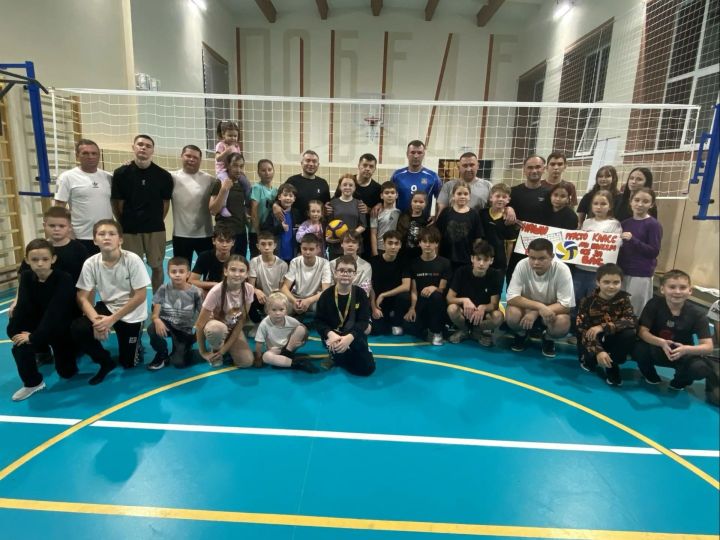Отцы обыграли школьников в волейбольном турнире в Аксубаеве