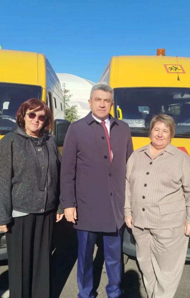 Аксубай районы Рөстәм Миңнехановтан яңа мәктәп автобусы ачкычын алды
