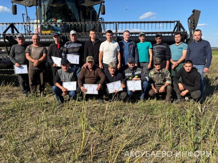 В Аксубаевском районе наградили комбайнеров во время уборки рапса