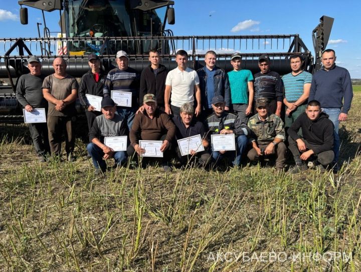 Аксубай районында рапс җыю вакытында комбайнчыларны бүләкләделәр