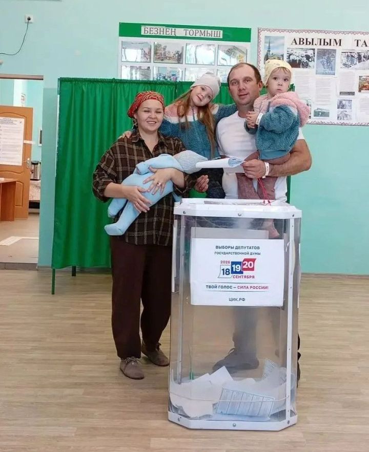 Аксубайдан күп балалы Сафиннар гаиләсе өч айлык уллары белән бергә сайлауларда тавыш бирде