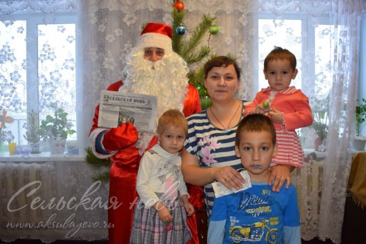 Дед Мороз оформил подписку  на «Сельскую новь» многодетной семье