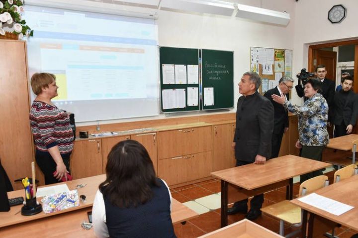 Президент РТ Рустам Минниханов проверил готовность к дистанционному обучению школьников