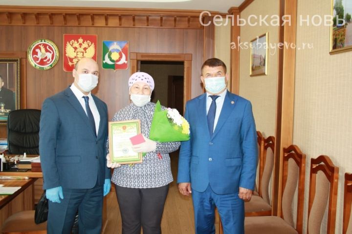 Аксубаевских ветеранов налоговой службы наградили медалями 100-летия ТАССР 