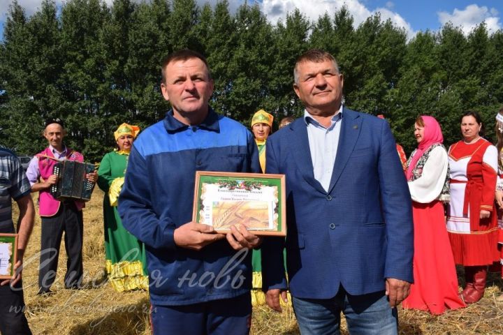 Аксубаевский комбайнер за ударный труд получил награду