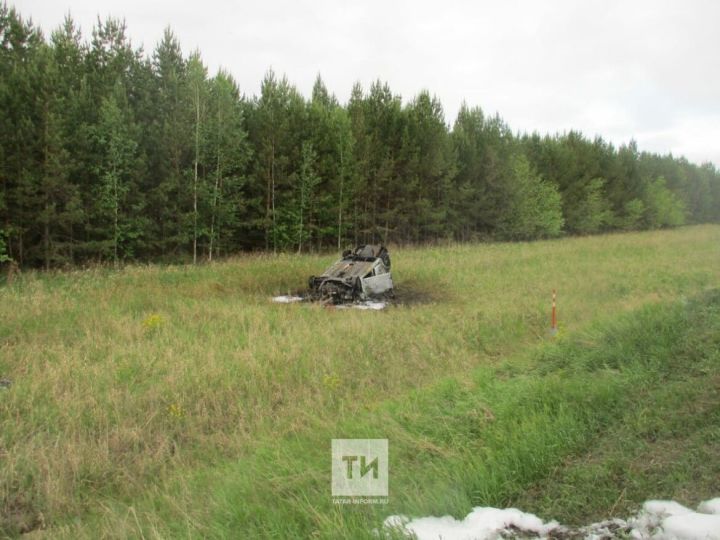 Татарстанда җиңел автомобиль юл читенә төшеп киткән һәм яна башлаган