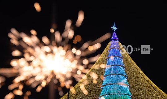 У центра семьи «Казан» в столице РТ приступили к установке новогодней елки