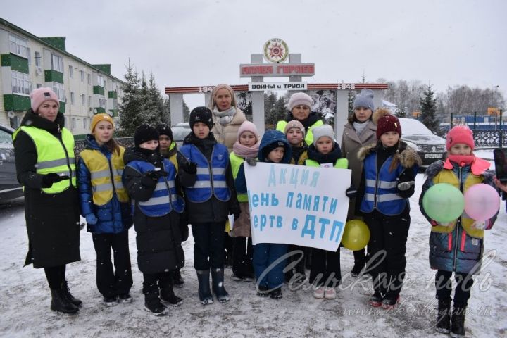 Аксубаевские школьники напомнили водителям о том, что дорога должна быть безопасной