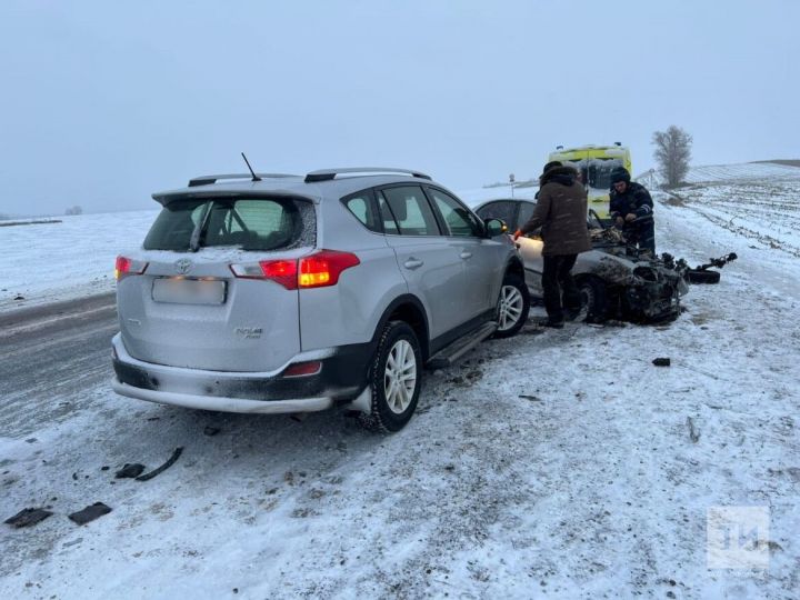 Водитель авто не справился с управлением на заснеженной трассе в РТ и влетел в «ГАЗель»