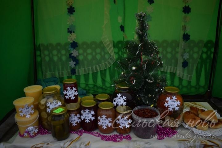 Предновогодняя сельхозярмарка в Аксубаеве: елки, овощи, мед