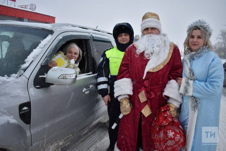 На дорогах республики автоинспекторы и Дед Мороз раздавали водителям подарки
