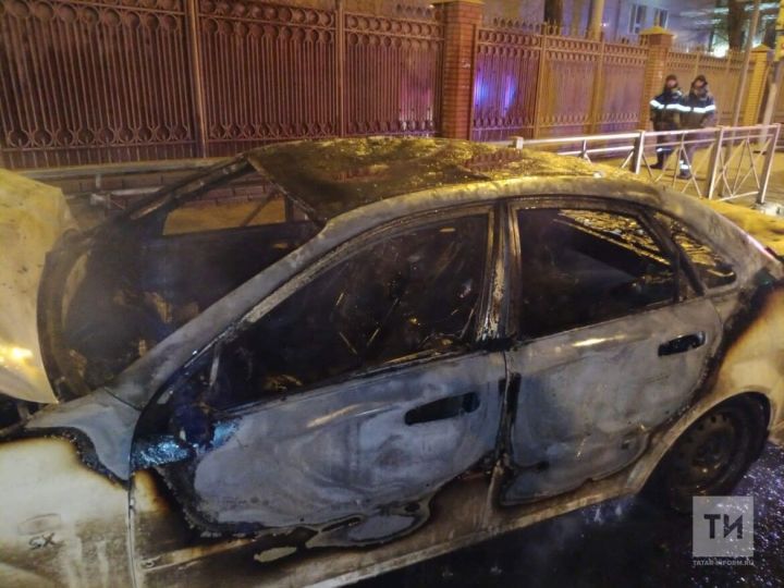 В центре Казани ночью на ходу загорелся автомобиль, водитель с ожогами в больнице