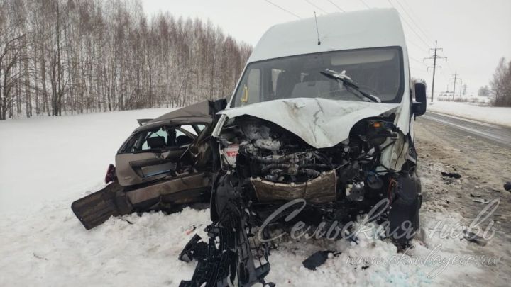 Аксубай районында «Калина» машинасы микроавтобус белән бәрелешкән: җиңел машина йөртүчесе һәлак булган