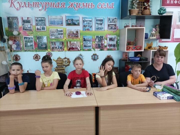 Аксубаевские школьники в канун Дня дарения подарков учились плести браслеты