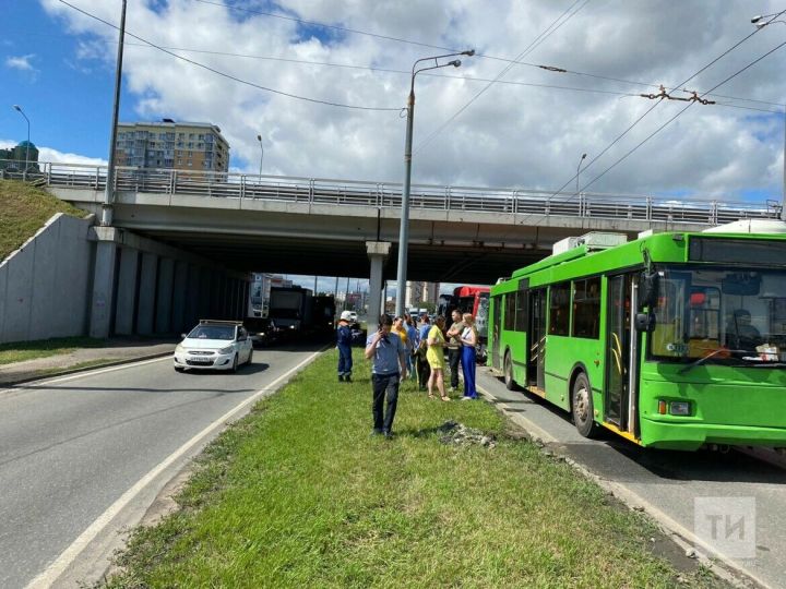 В столкновении троллейбуса и автобуса в столице республики пострадали шесть человек