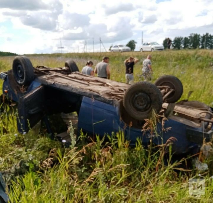 В Татарстане легковушка слетела в кювет и перевернулась, водитель с переломами в больнице