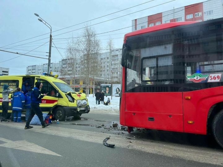 В столице РТ столкнулись автобус и скорая