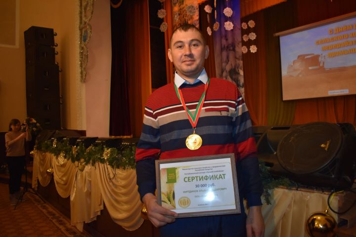 Аксубай комбайнчысы яшь булса да, хезмәттә алдынгы