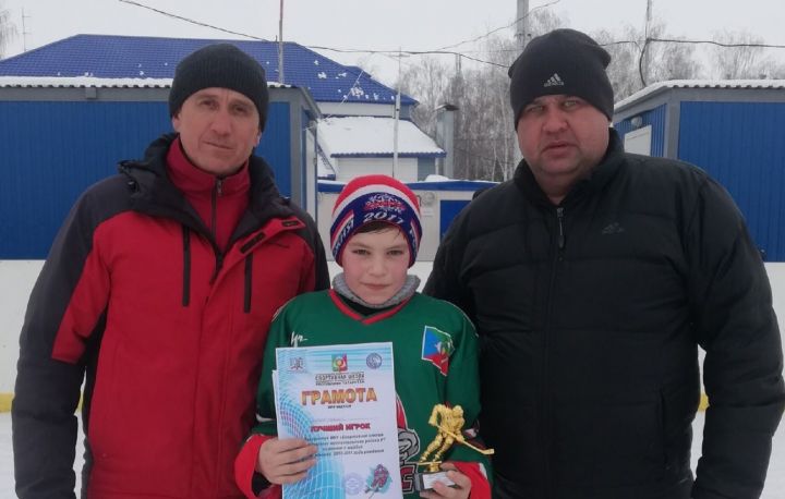 Аксубай спорт мәктәбе хоккейчыларын нәтиҗәле уйнаганнары өчен бүләкләделәр