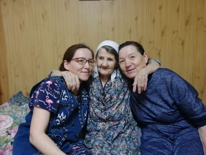 Өлкән яшьтәге гражданнар өчен тәрбиягә алган гаилә