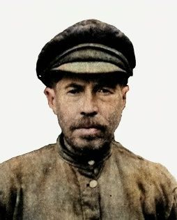 Берлин урамнарында сугышчан иптәшләренә сугыш кирәк-яраклары ташый