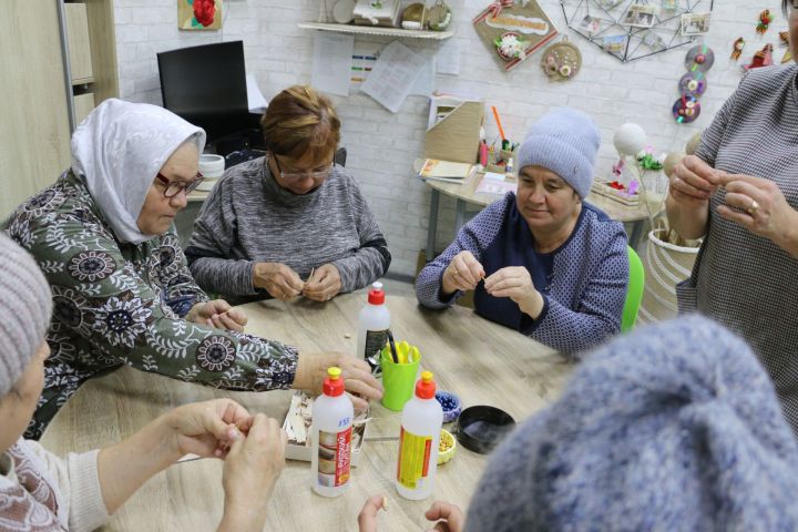 Социаль хезмәт күрсәтү үзәгенең тернәкләндерү бүлеге пациентлары куллары белән матурлык тудыралар