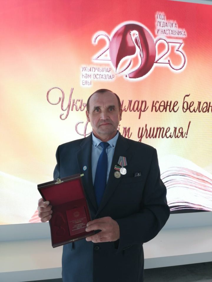 Аксубаевский педагог удостоился медали за многолетний труд на ниве просвещения