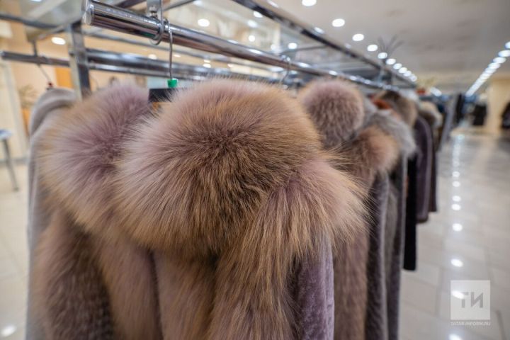 Стилист рассказала, с какими вещами не модно совмещать шубы и пуховики и какие сейчас тренды